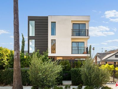 923 N Mariposa Ave