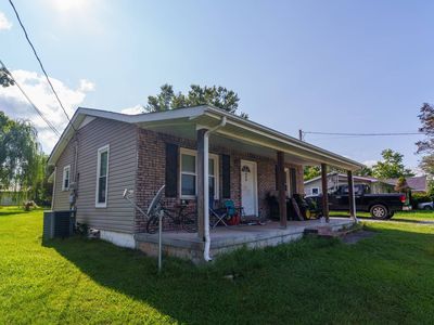 810 College St