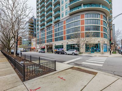 340 W Superior St APT 1006
