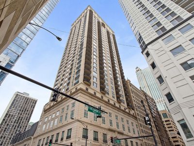 10 E Delaware Pl #9C