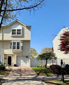 556 Dongan Hills Ave #13A