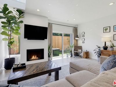 12752 Moorpark St Unit 3