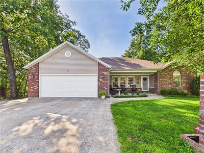 8 Benwick Ln