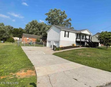 2204 Center Cir