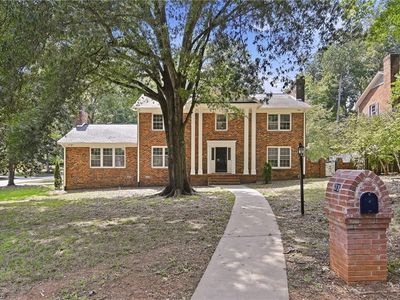 33 Kemp Rd E