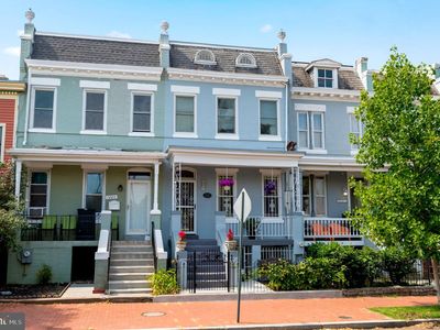 1221 E St SE