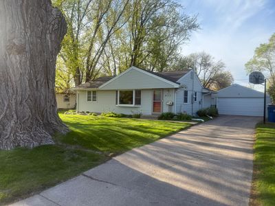 671 Marigold Ter NE