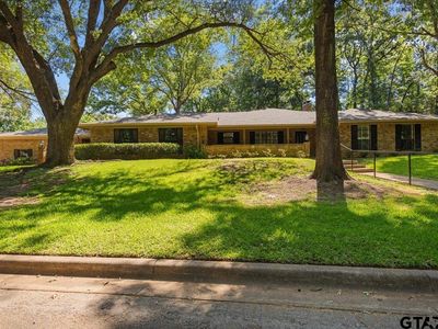 555 Lakeshore Dr