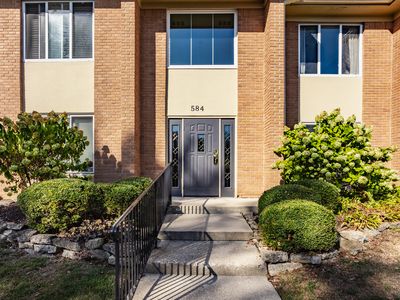 584 E Hunters Dr APT B