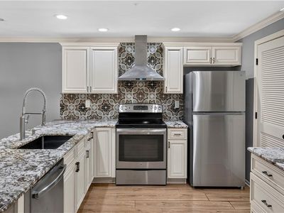 Property at 6728 W 109th St APT B, Overland Park, KS