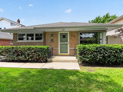 Property at 924 S Hillcrest Ave, Elmhurst, IL