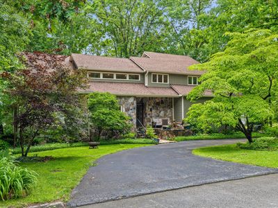10 Pebble Ln