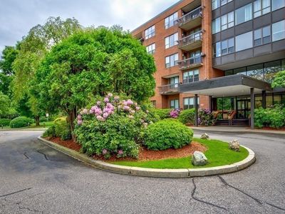 210 Nahanton St APT 422