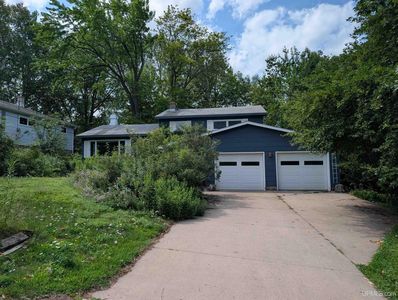 2 E Nicolet Blvd
