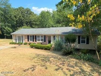 1090 N Pine Knoll Dr