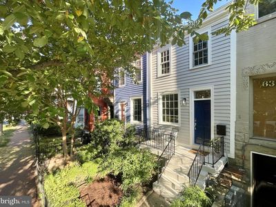 633 Constitution Ave NE