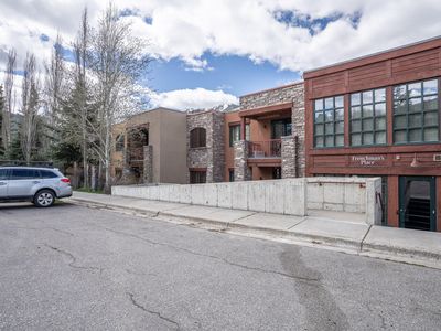 360 E 9th St Unit 12