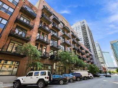 375 W Erie St APT 221