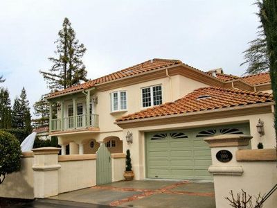 1990 Valparaiso Ave