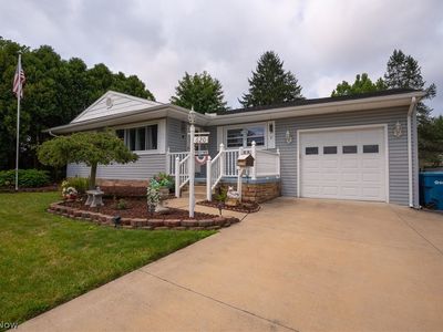 Property at 620 Dresden Dr, Hubbard, OH
