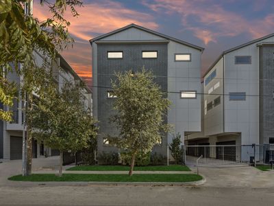 4226 Roseland Ave #203