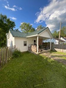 90 Riverside Ln