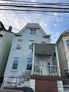 105 Lyon St