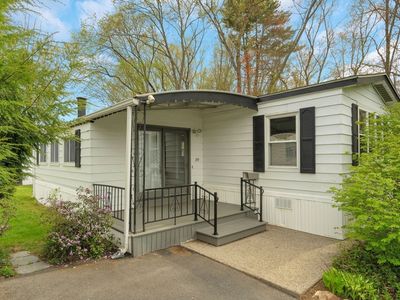 39 Thayer Dr