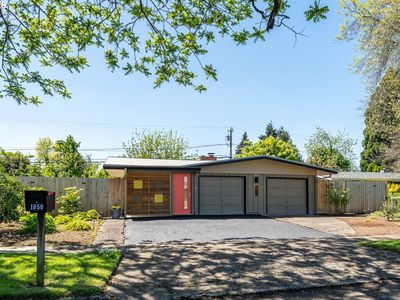 1050 President St