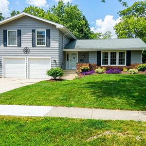 23W266 Woodcroft Dr