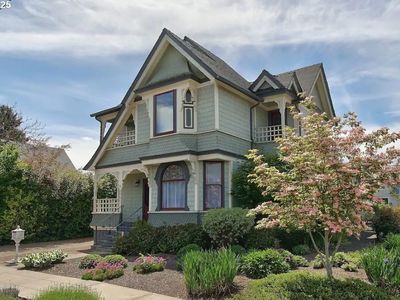 206 NE 10th St