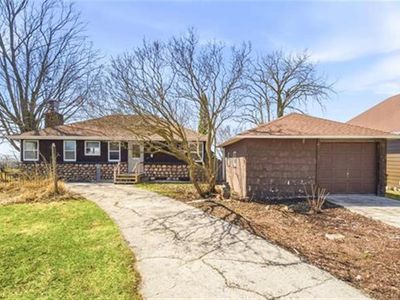 805 Paramount Dr