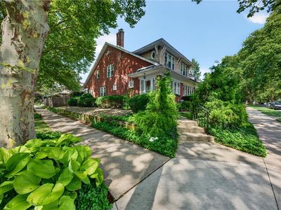 2051 W Livingston St