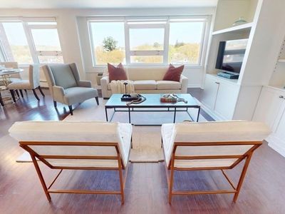 10 Hammond Pond Pkwy APT 607