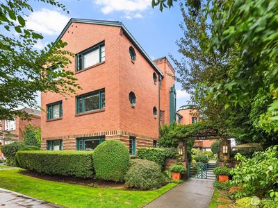 2717 Franklin Avenue E #102