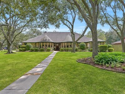 203 W Spreading Oaks Ave