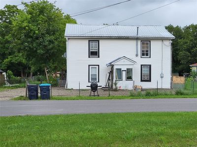 3 Lyons St