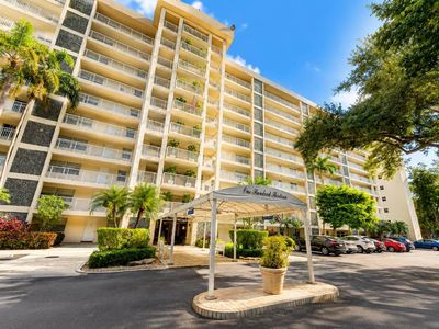3520 Oaks Way #402