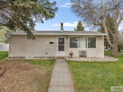 695 James Pl