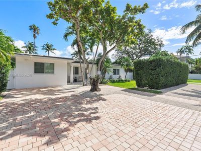 301 Hampton Ln