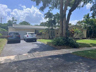 880 Azalea Ct