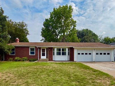 1833 Crestview Dr