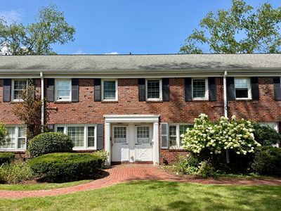 276 Main St APT 4C