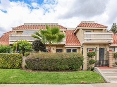1671 E Kingsley Ave APT B