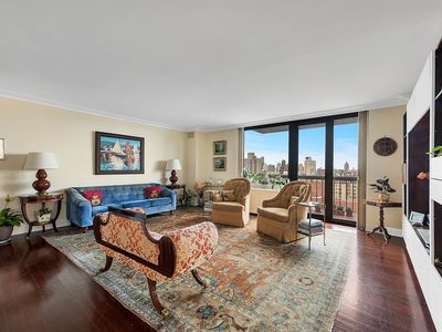 1438 3rd Ave APT 24B