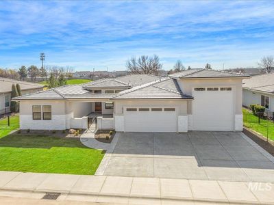 2927 W Three Lakes Dr