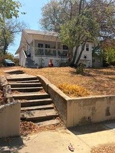 1276 E Magnolia Ave