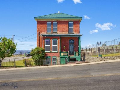 709 N Main St