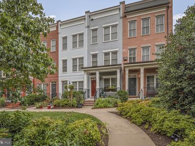 586 Regent Pl NE