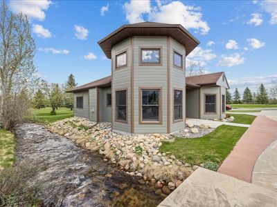 23 Lindsay Ln